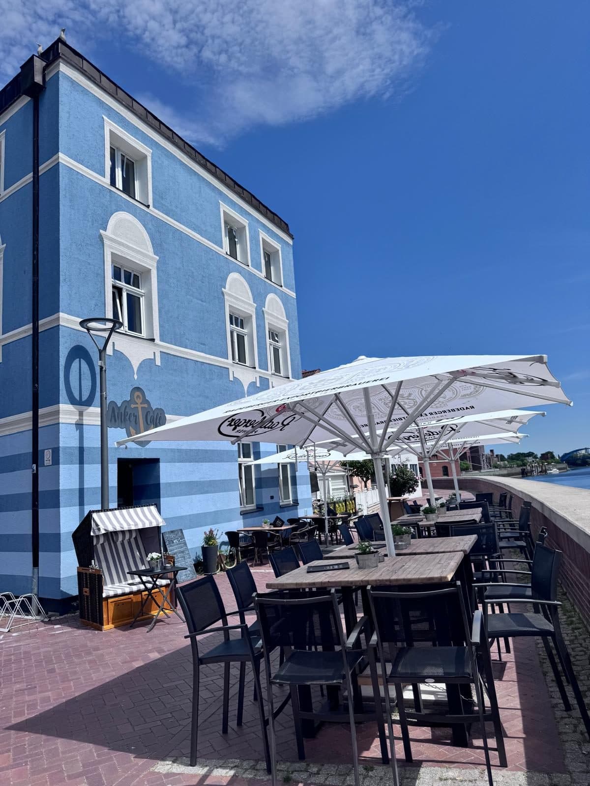 Anker Café an der Elbpromenade – Bild 1